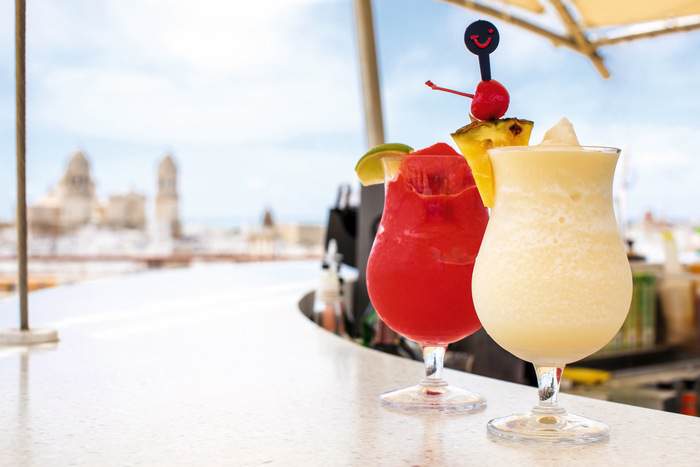 Marella Cruises Marella Discovery Pool Bar Drinks ©Marella Cruises.jpg